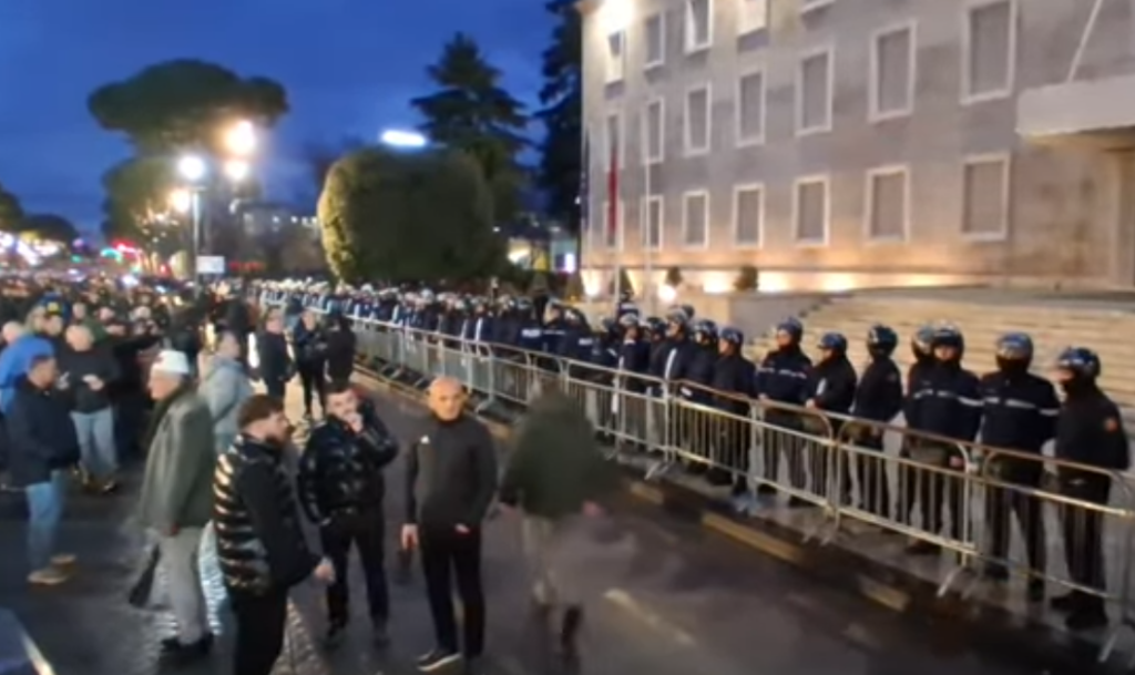 Snajperistë mbi kryeministri dhe Kryesinë e Kuvendit  1600 policë për menaxhimin e protestës