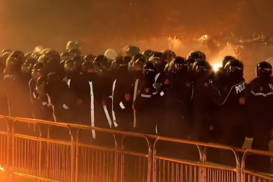 Tensione në protestën e opozitës, 11 efektivë policie të lënduar