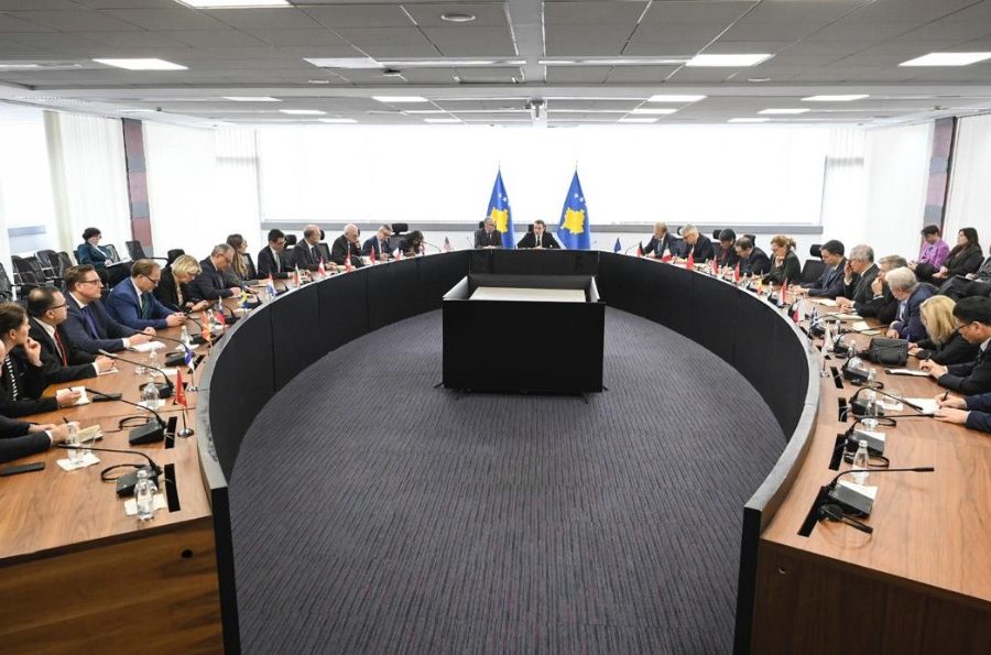 Kryeministri Kurti takim me ambasadorët e akredituar në Kosovë