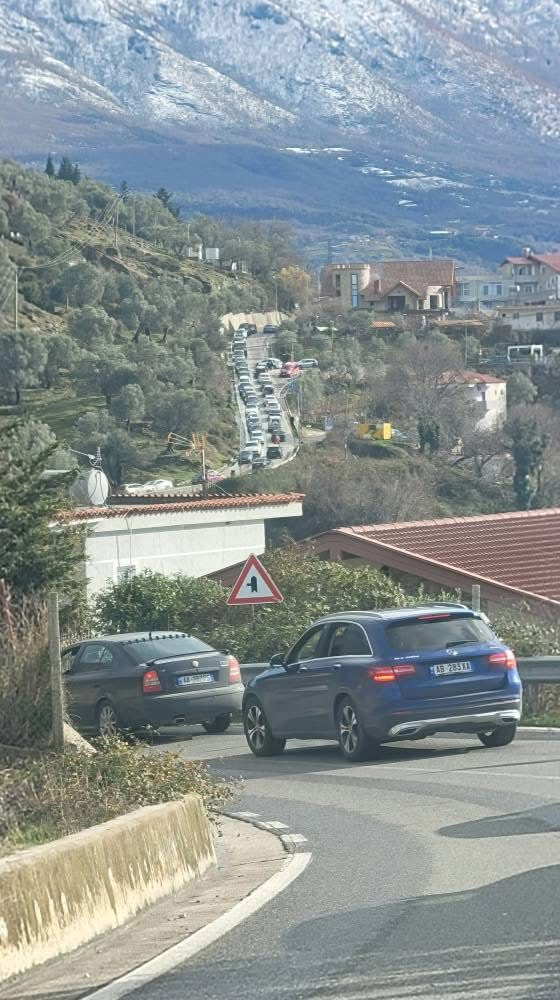 Bllokohet qarkullimi  radhë kilometrike në Dajt për të parë dëborën