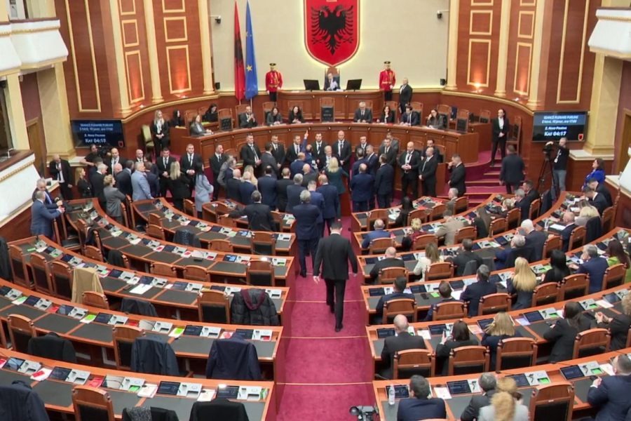 Nis me tensione sesioni i ri parlamentar, deputetët e PD bllokojnë foltoren