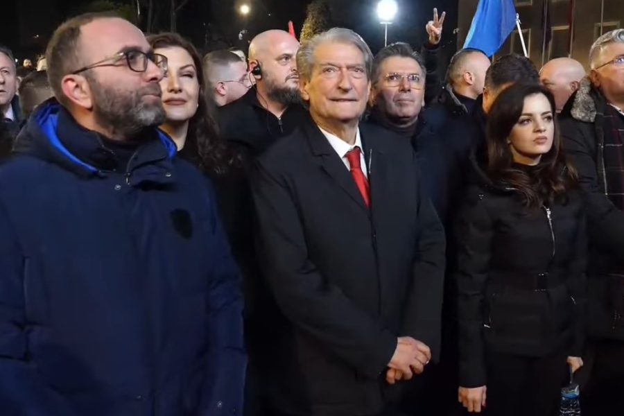 Protesta e opozitës, Berisha mbërrin përpara kryemistrisë