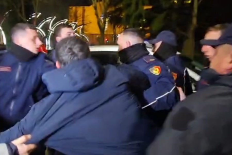 VIDEO/ Përplasje fizike mes deputetit të PD-së dhe policisë gjatë protestës: Plehra, lëri çunat