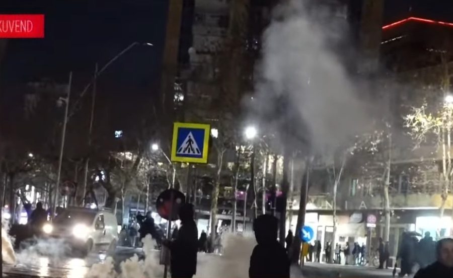 Arrestimi i të miturit në protestën e PD, policia: Gjuante me gurë, u lirua sapo erdhën prindërit