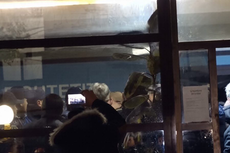 VIDEO / Sherr mes deputetëve të PD-së dhe policisë brenda Komisariatit Nr. 1 të Tiranës, ndërhyn “Shqiponja”