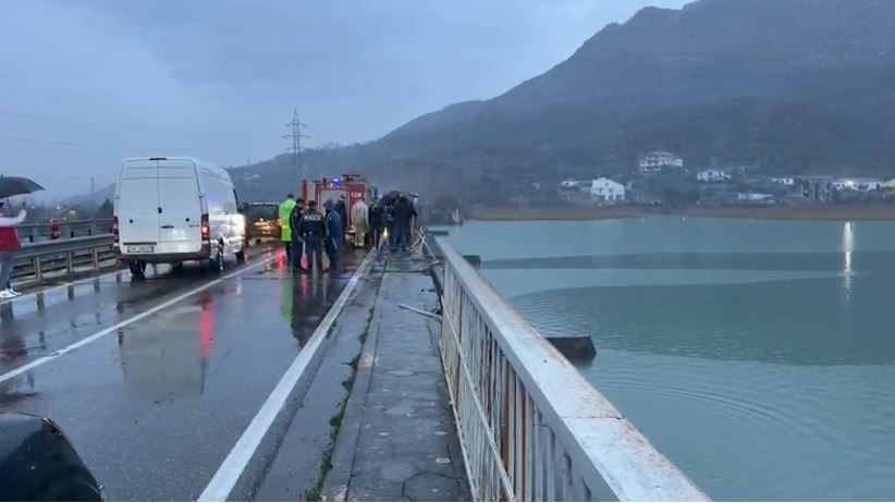Humbi kontrollin dhe përfundoi në liqenin e Vaut të Dejës, arrestohet shoferi 32 vjeçar