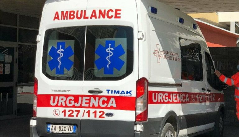 Aksident në Berat, motori përplas në vijat e bardha turistin holandez. 53-vjeçari transportohet në spital