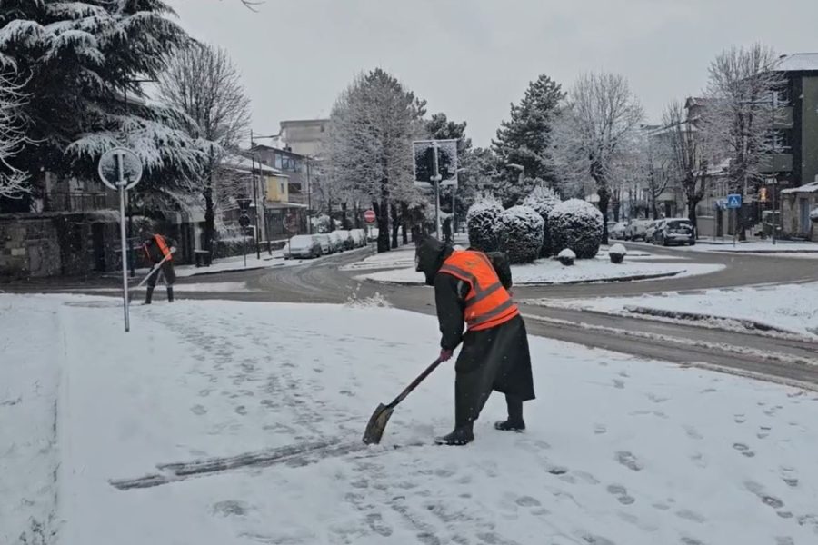 Dëbora përfshin juglindjen, probleme në qarkullim në zonat malore
