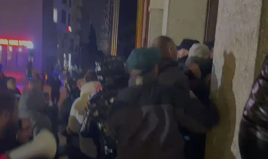 Tensione në Durrës, protestuesit dhe dy deputetë të PD-së tentojnë të hyjnë me forcë në Bashki