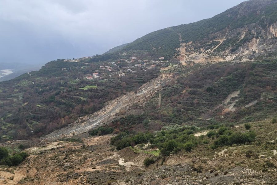 PAMJE me dron/ Rrëshqitjet e dheut bllokojnë fshatin Bashaj, banorët të izoluar
