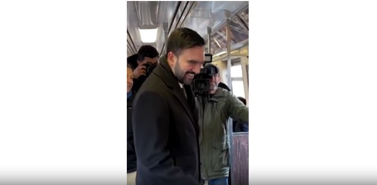 VIDEO/ Kryebashkiaku i Nju Jorkut Zohran Mamdani, zgjedh metro-n për të shkuar në punë