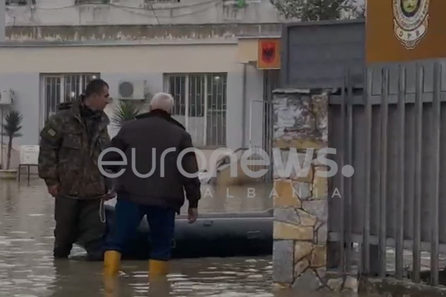 VIDEO/ Vijon përmbytja në Durrës, gardianët shkojnë në punë me gomone