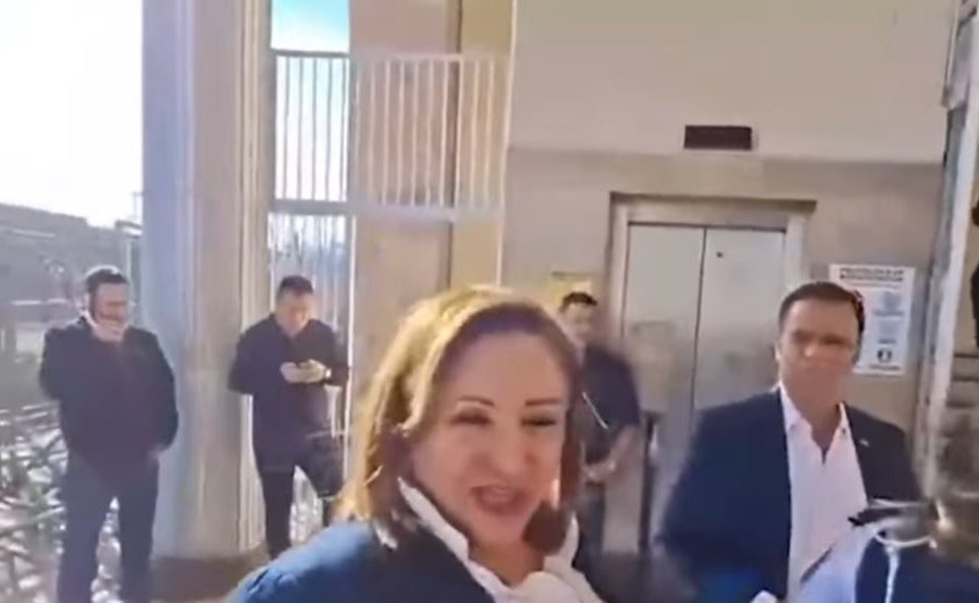 VIDEO/ Kongresmenes i plas eksplozivi në kokë gjatë intervistës për mediat