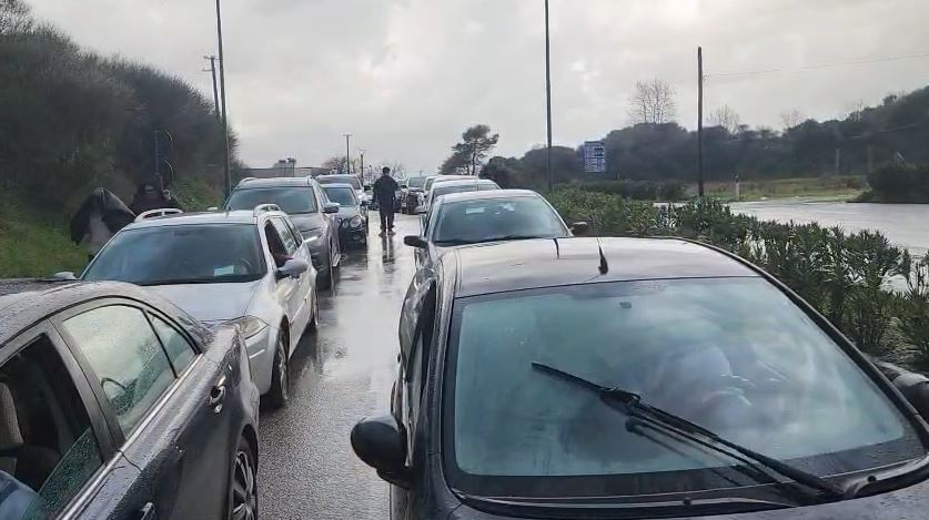 Fermerët grekë rikthejnë bllokadat pa afat, probleme për lëvizjen në kufi