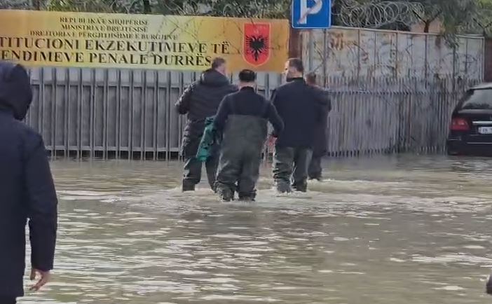 VIDEO/ Përmbytet paraburgimi në Durrës, Ministri i Drejtësisë shkon për vizitë! Lamallari drejt hyrjes me çizme