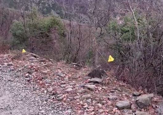 FOTO  Kamioni i përmbysur në humnerë  pamje nga aksidenti me një viktimë në Gramsh