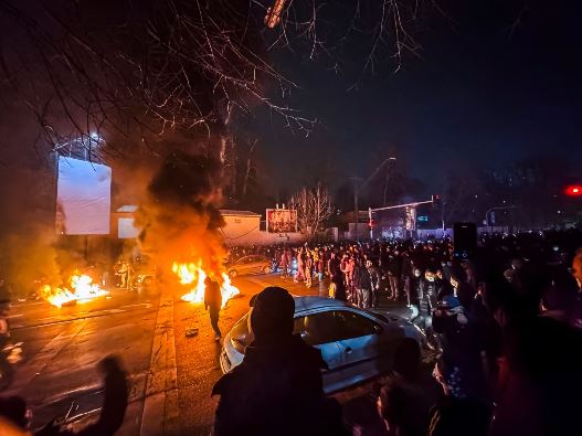 Numri i viktimave nga protestat në Iran rritet në 420, mes tyre edhe 8 fëmijë