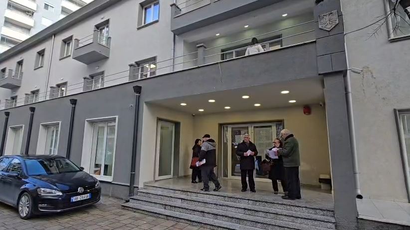 Presion ndaj punonjësve të Hipotekës Vlorë pas peticionit, pezullohet puna