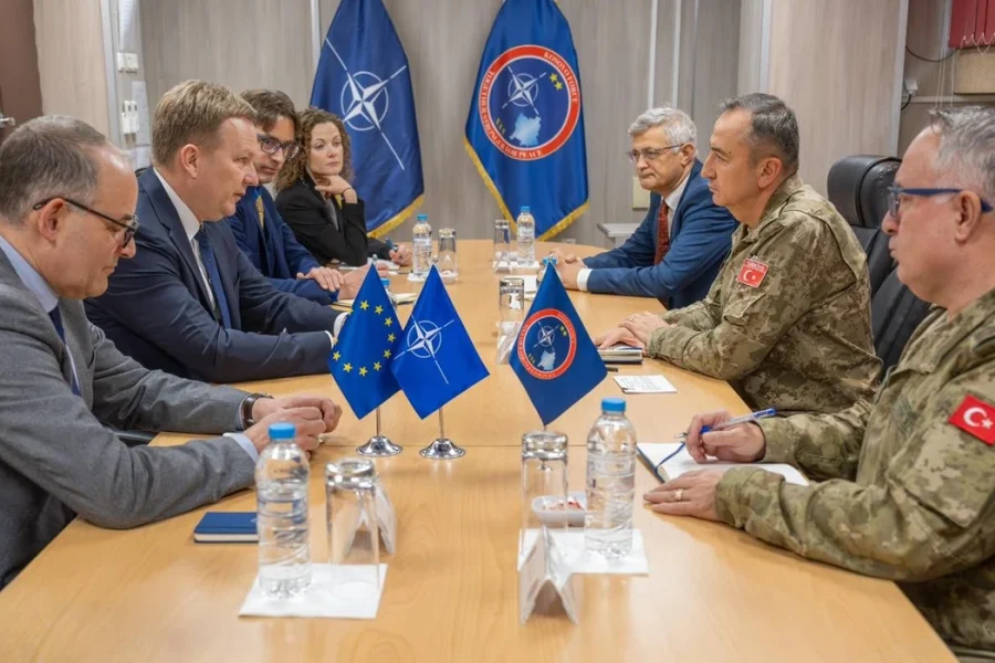 Sorensen takim edhe me komandantin e KFOR: Dialogu, çelësi për sigurinë e qëndrueshme në Kosovë