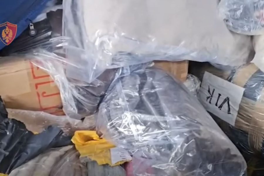 Fusnin veshje kontrabandë nga Kina dhe Turqia, në pranga 3 persona (EMRAT)
