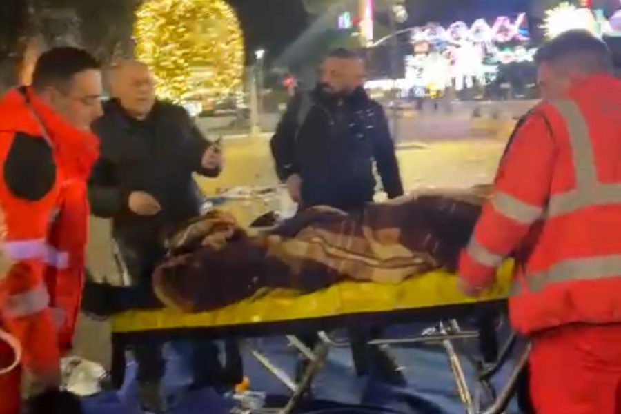 Tensione mes protestuesve dhe policisë para Kryeministrisë. Adriatik Lapaj dërgohet në spital