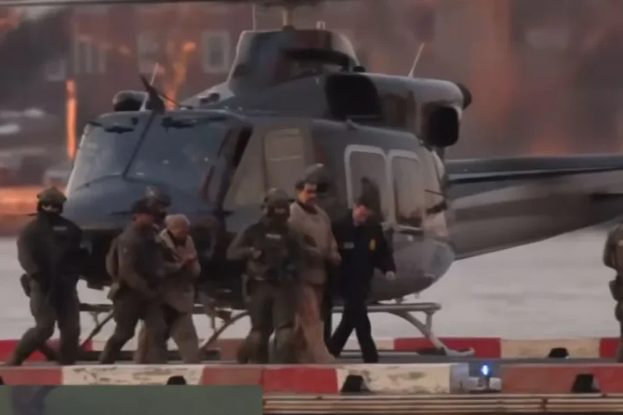VIDEO/ I shoqëruar nga oficerë të armatosur, Maduro transportohet në gjykatë me helikopter