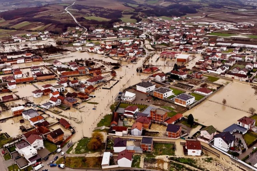 Shtyhet fillimi i mësimit në Kosovë për shkak të përmbytjeve