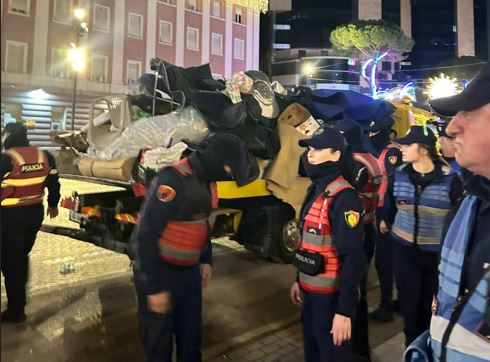 Policia largon protestuesit e  Shqipëria Bëhet  para Kryeministrisë  Adriatik Lapaj dërgohet në spital