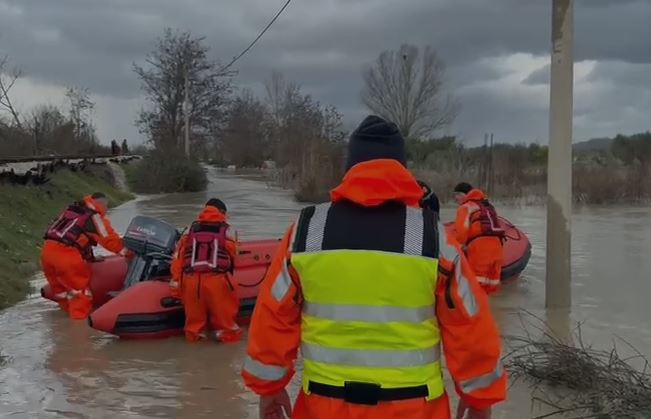 VIDEO/ Rritja e nivelit të lumit Vjosa, nisin evakuimet e para në Novoselë