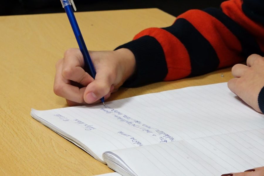 Mësuesit ndihmës në shkolla, sfidat në arsim dhe bashkëpunimi me prindërit