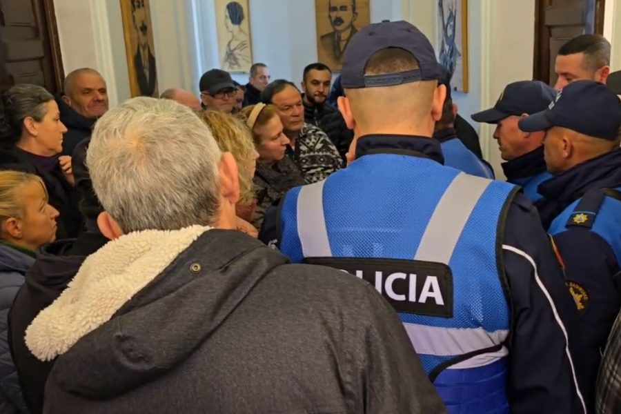 Tregtarët e Tregut Industrial mësyjnë në Bashki, kërkojnë takim me përfaqësuesit vendorë