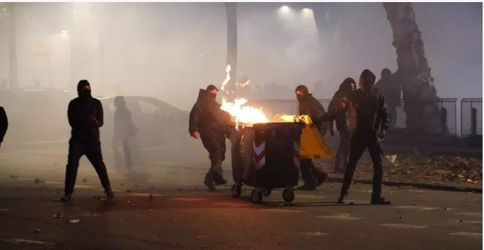Protesta të dhunshme në Torino, digjen makinat e policisë! Reagon Meloni