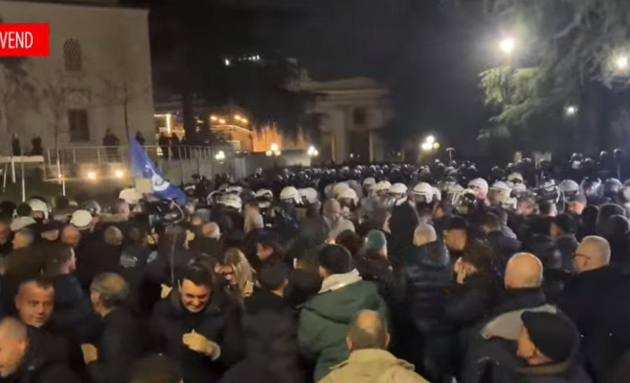Protestuesit përplasen me policinë te parlamenti, shpërndahen me gaz lotsjellës