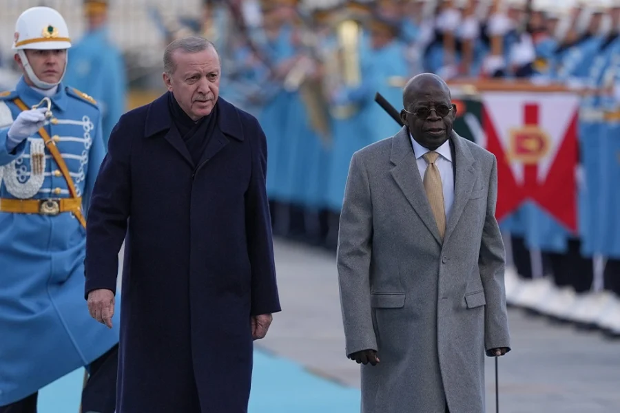 VIDEO/ U prit me ceremoni zyrtare në Turqi, presidenti i Nigerisë rrëzohet para syve të Erdogan