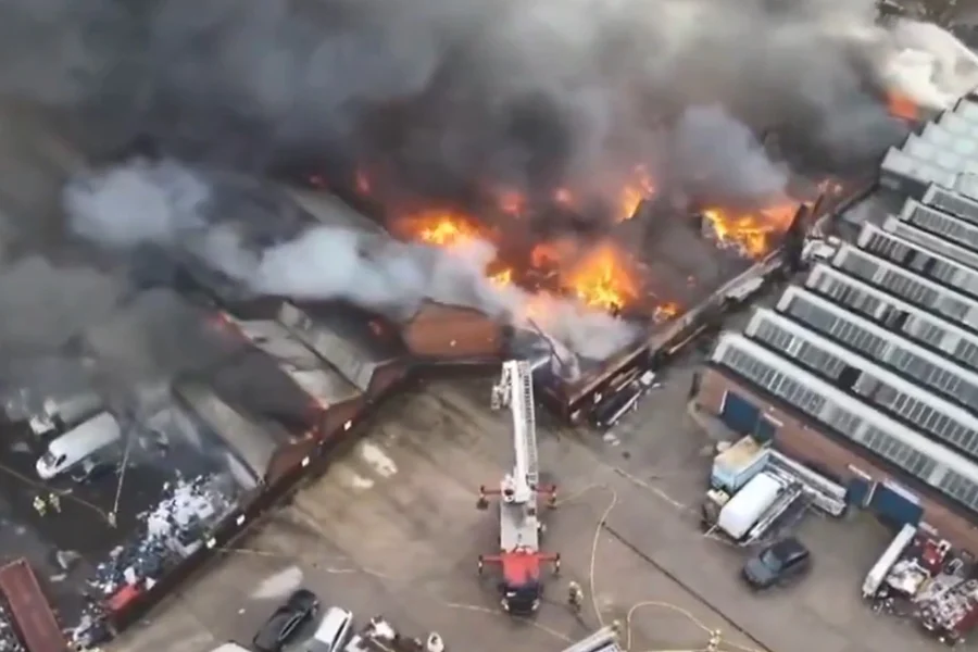 VIDEO/ Zjarr në një fabrikë në Britani, më shumë se 100 zjarrfikës në vendngjarje