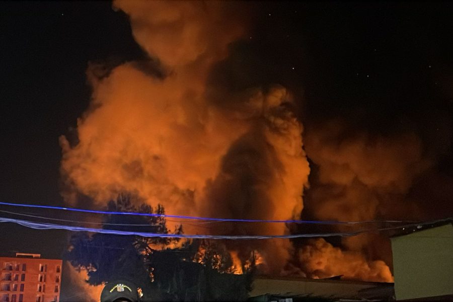 VIDEO/ Përfshihet nga zjarri tregu i rrobave të përdorura te ‘5 Maji’ në Tiranë