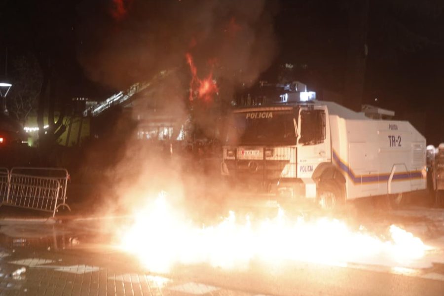 Vijon përplasja, protestuesit hedhin molotov, policia u përgjigjet me gaz lotsjellës dhe ujë