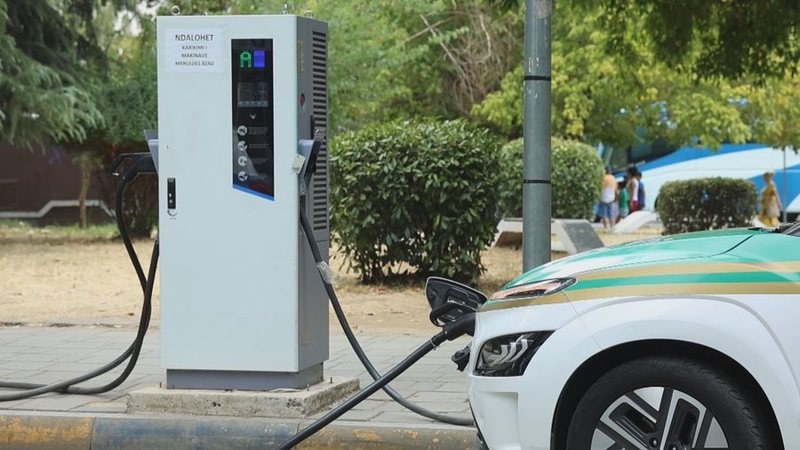 Makinat elektrike tejkalojnë për herë të parë  ato me benzinë në BE