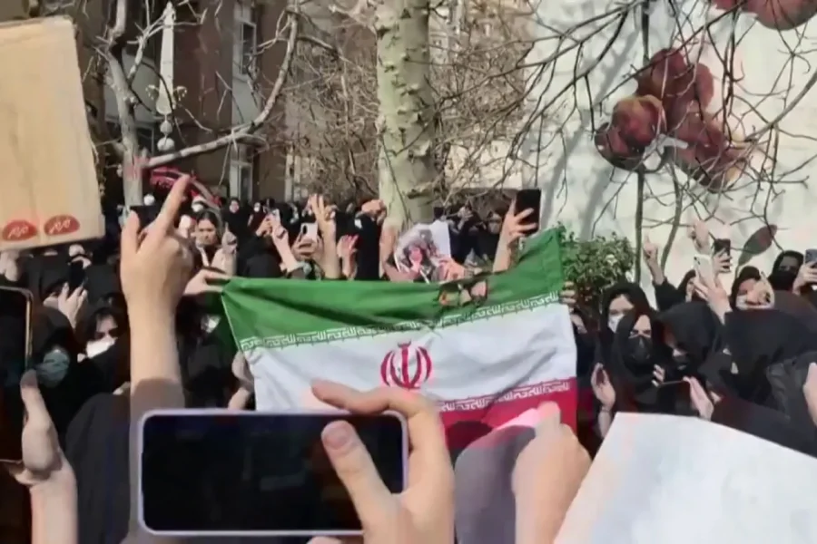 VIDEO/ Protestat studentore përhapen në të gjithë institucionet arsimore të Iranit