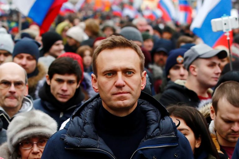 Britania vendos sanksione ndaj 7 rusëve dhe 2 instituteve kërkimore: Zhvilluan armë kimike të përdorura për vrasjen e Navalny
