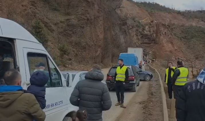 VIDEO/ Orë të tëra në mes të ftohtit, “Kthesat e Dragostunjës” kthehen në makth për të bllokuarit