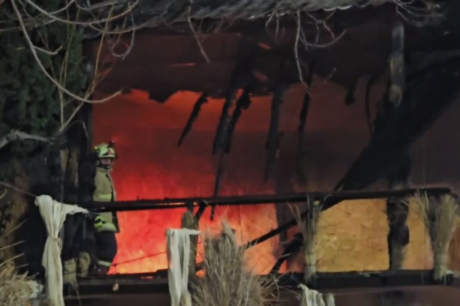 VIDEO/ Përfshihet nga flakët një lokal në Vlorë, digjet plotësisht
