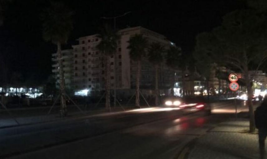 Investimi në rrjetin e ujësjellësit dëmton linjat elektrike, 300 abonentë pa drita në Lungomare