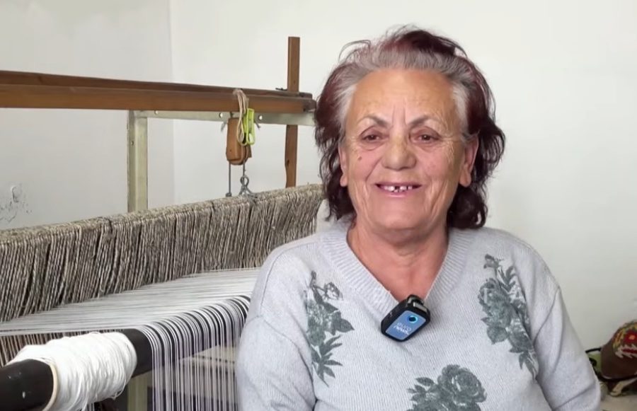 “Kam 30 vite dhe e dua këtë zanat”, 68-vjeçarja tregon pasionin për qilimat e Kolonjës