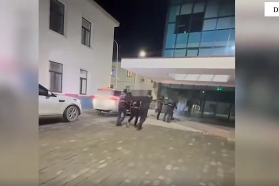 VIDEO/ Detaje nga operacioni në Elbasan: Sekuestrohen 41 kg drogë dhe armë, 4 të arrestuar