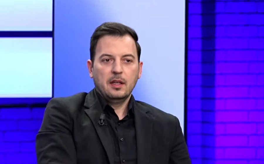 Gazetari detaje nga protesta e PD: Kulmi ishte momenti pranë xhamisë, protestuesit hynë brenda…