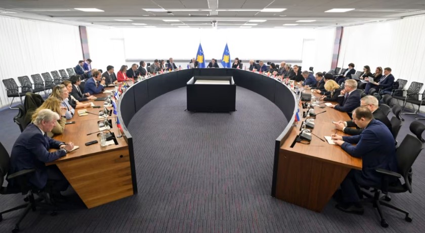 Kurti takohet sërish me ndërkombëtarët për zbatimin e ligjeve për të huajt dhe automjetet