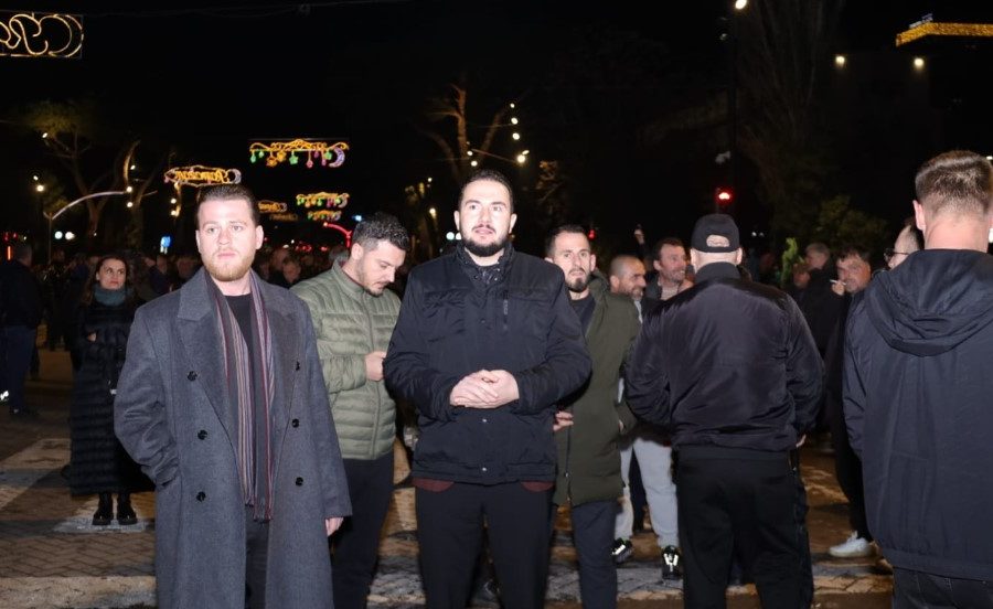 I distancuar nga Berisha, Ervin Salianji i bashkohet protestës së PD