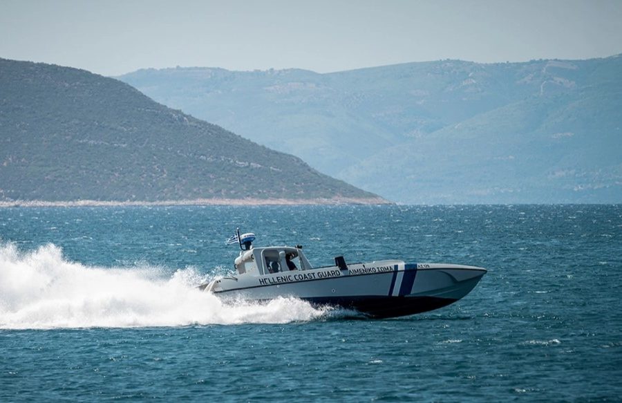 Sfidonte temperaturat e ulëta të ujit, humb jetën notari në Greqi
