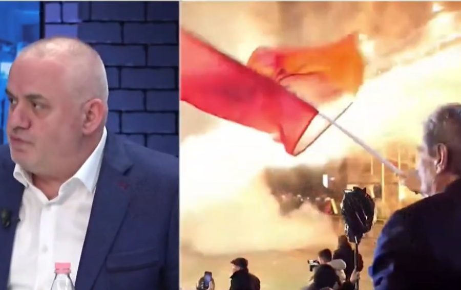 Gazetari flet për fishekzjarret dhe kapsollat në protestë: Rrezikojnë jetën e qytetarëve